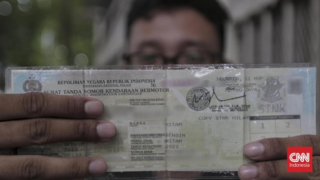 Pemerintah sudah punya aturan yang menghapus data kendaraan serta menyita jika tak diperpanjang selama dua tahun usai masa berlaku STNK habis. (CNNIndonesia /Adhi Wicaksono) Pemerintah sudah punya aturan yang menghapus data kendaraan serta menyita jika tak diperpanjang selama dua tahun usai masa berlaku STNK habis. (CNNIndonesia /Adhi Wicaksono)