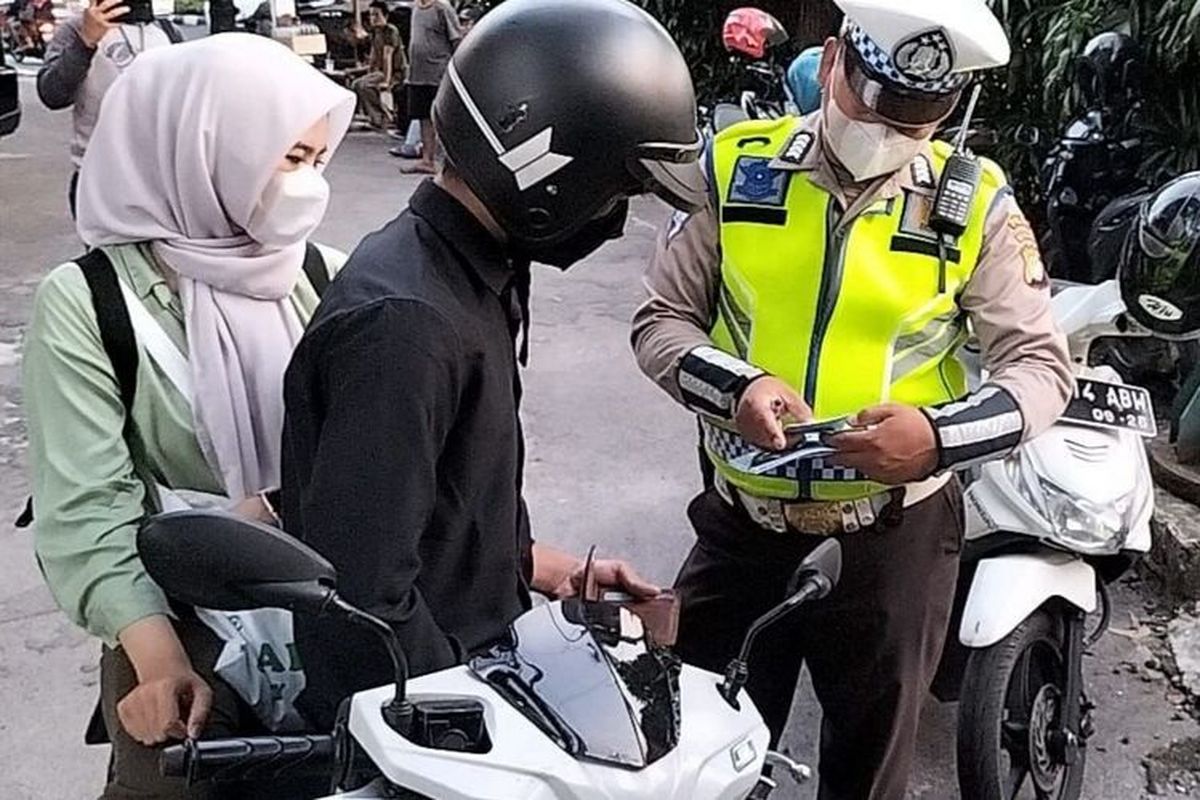 Ilustrasi tilang. Beredar kabar polisi memberlakukan aturan tilang kendaraan terbaru mulai April 2025 yang membuat motor dan mobil langsung disita.((KOMPAS.com/Dzaky Nurcahyo))