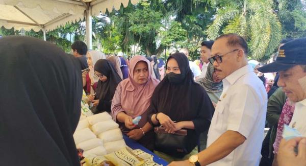 Gubernur Sulbar Suhardi Duka mengunjungi pasar murah. Foto: Ist