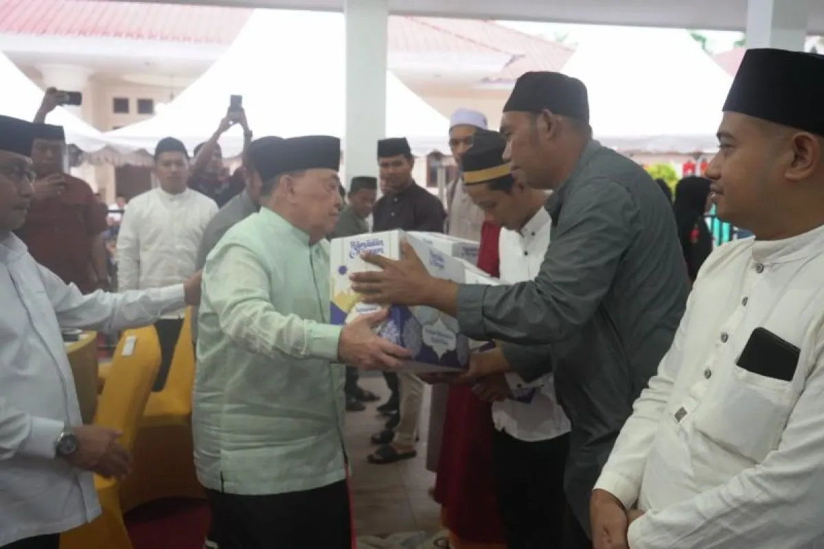 Wakil Gubernur Sulbar Salim S Mengga memberikan bantuan paket sembako kepada masyakarat dan menyampaikan, adanya beasiswa kedokteran untuk siswa berprestasi bagi masyarakat di Mamuju, Minggu (23/3/2025) ANTARA Foto/HO Humas Pemprov Sulbar (B)
