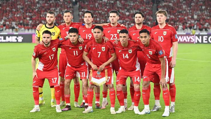 Pemain Timnas Indonesia berfoto bersama sebelum melawan Timnas Bahrain dalam pertandingan Grup C putaran ketiga Kualifikasi Piala Dunia 2026 zona Asia di Stadion Utama Gelora Bung Karno, Senayan, Jakarta, 25 Maret 2025. Tempo/M Taufan Rengganis