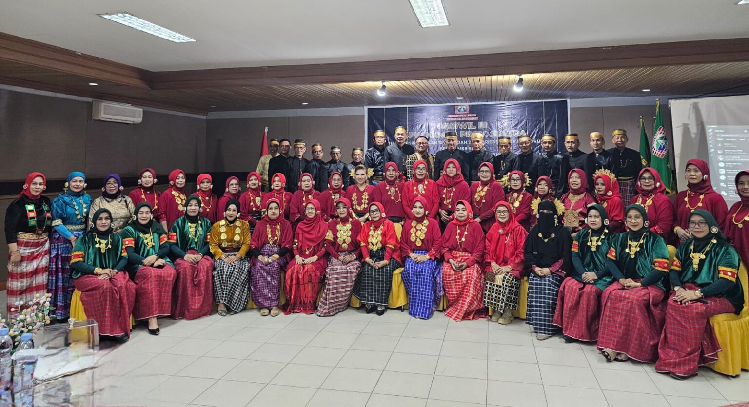 Pengurus BPW KKMSB dan KWMSB se Sulawesi tenggara foto bersama usai Musywil dan pelantikan, Minggu, 25 januari 2025. (Foto: Dok. Pribadi)