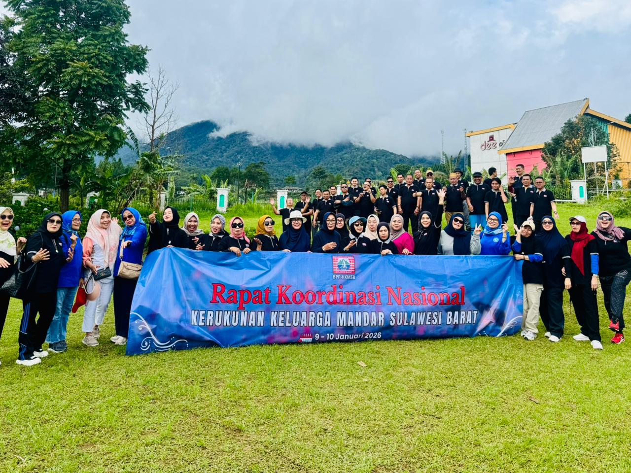 To makappaq dan to malolo KKMSB foto bersama sebelum menggelar fun games dan out bound sebagai rangkaian Rakornas I KKMSB di Wisma Haji Ciloto, Puncak, Jawa Barat, Sabtu, 10 Januari 2026. (Foto: Tim Media KKMSB)