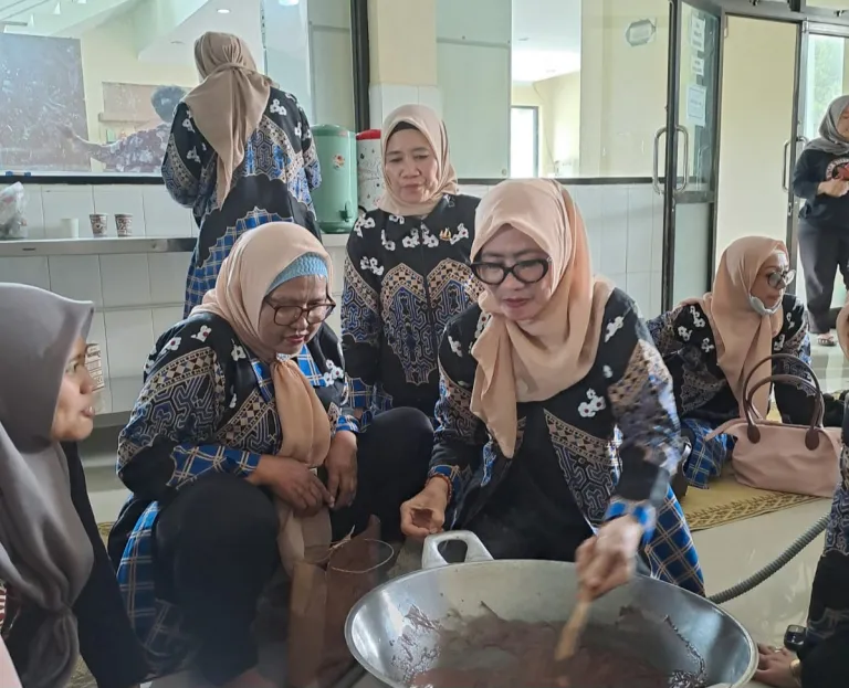 Pengurus BPP-KWMSB belajar mengolah kakao menjadi coklat siap makan UPT Taman Teknologi Pertanian (TTP) Nglanggeran, Gunung Butak, Desa Nglanggeran, Kabupaten Gunungkidul, Kamis, (16/1/2026). (Foto: Tim BPW KKMSB)